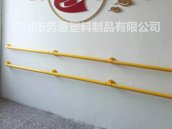 發(fā)展智慧社區(qū)養(yǎng)老，老人扶手等養(yǎng)老設(shè)施建設(shè)仍需完善